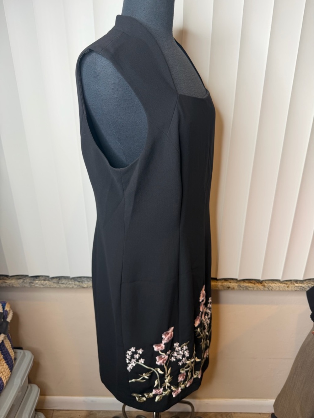 Tahari Black Embroidered Floral Hem Sleeveless Dress Square Neckline Size 14 - Picture 4 of 9